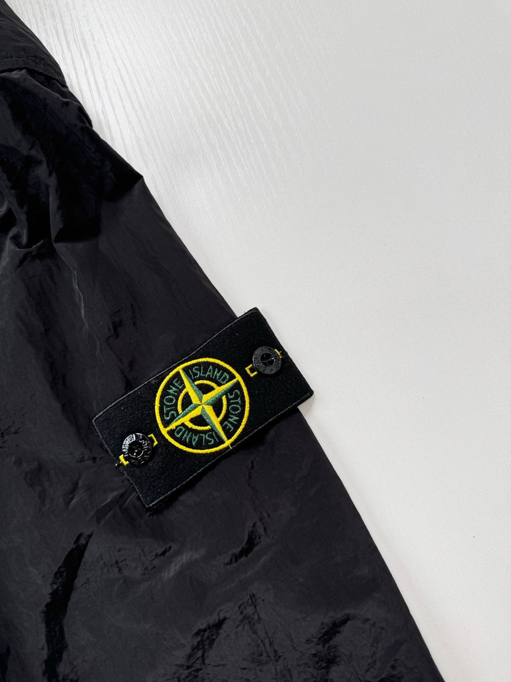 Veste Stone Island Nylon Metal noir - détail écusson