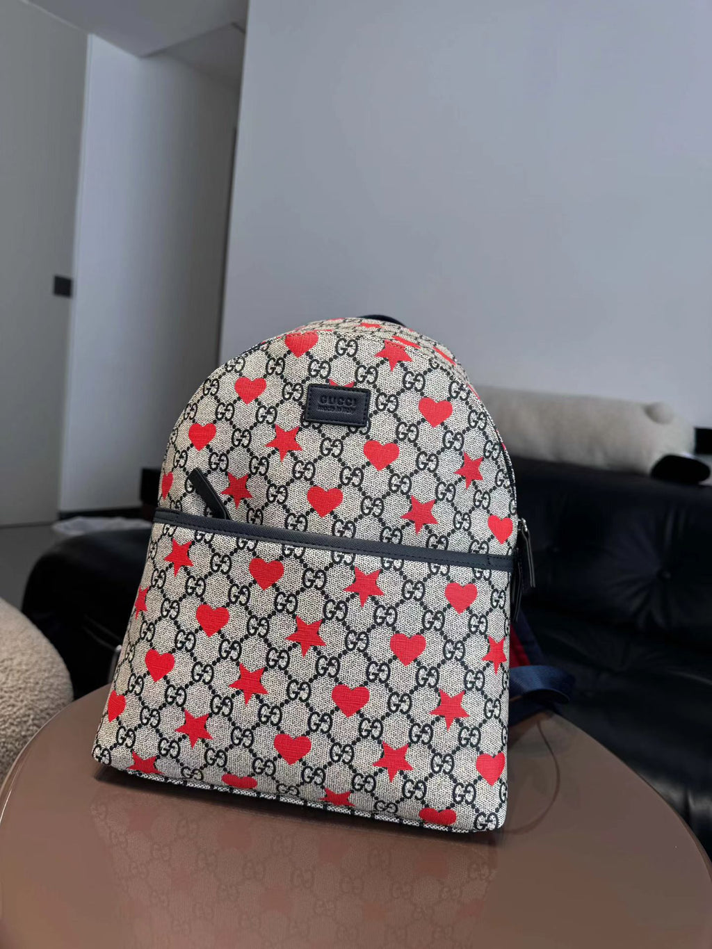 Petit Backpack Gucci GG Marmont Enfant Beige Cœurs Rouges - Vue face angle droit