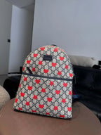 Petit Backpack Gucci GG Marmont Enfant Beige Cœurs Rouges - Vue face angle droit