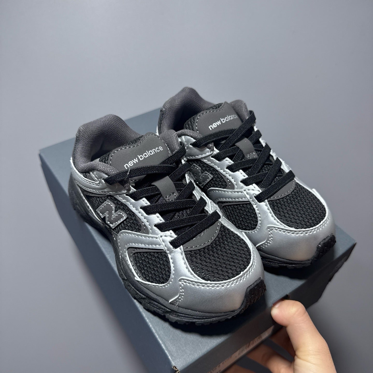 New Balance 408 enfant noir et gris - lot de 12