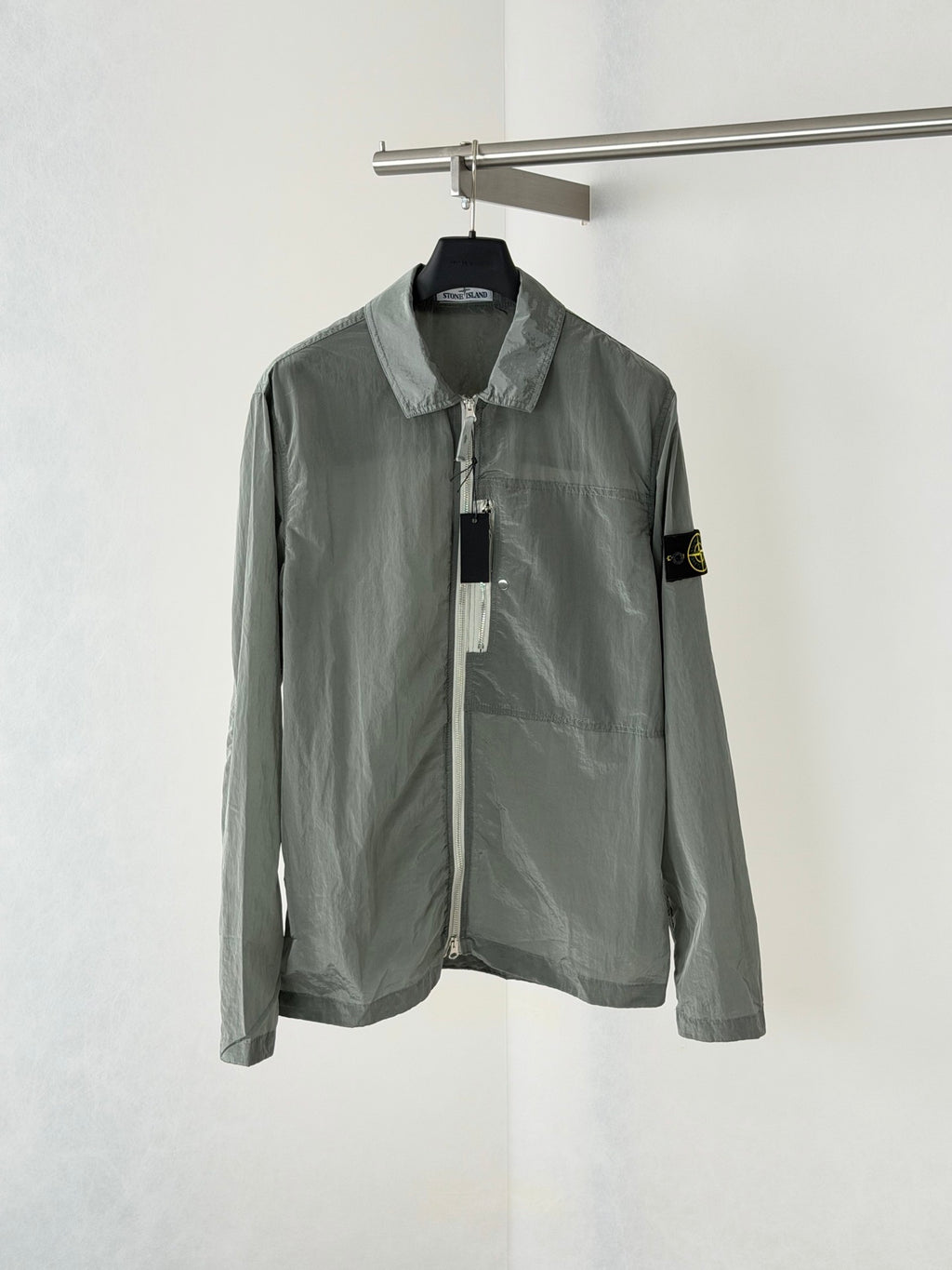 Veste Stone Island Nylon Metal gris métal - sur cintre face