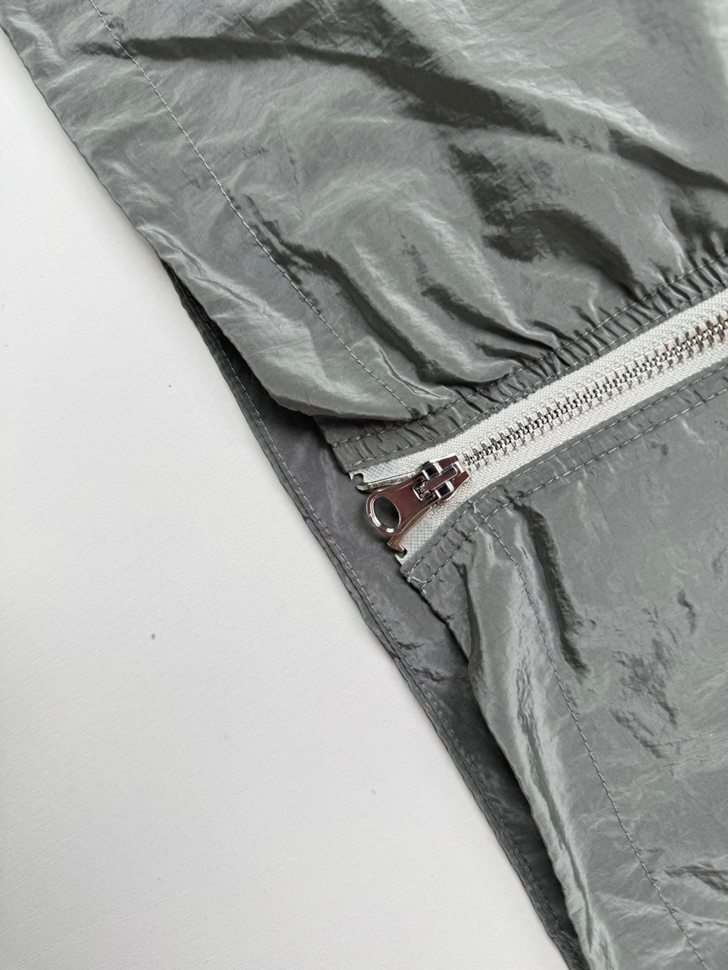 Veste Stone Island Nylon Metal gris métal - détail glissière