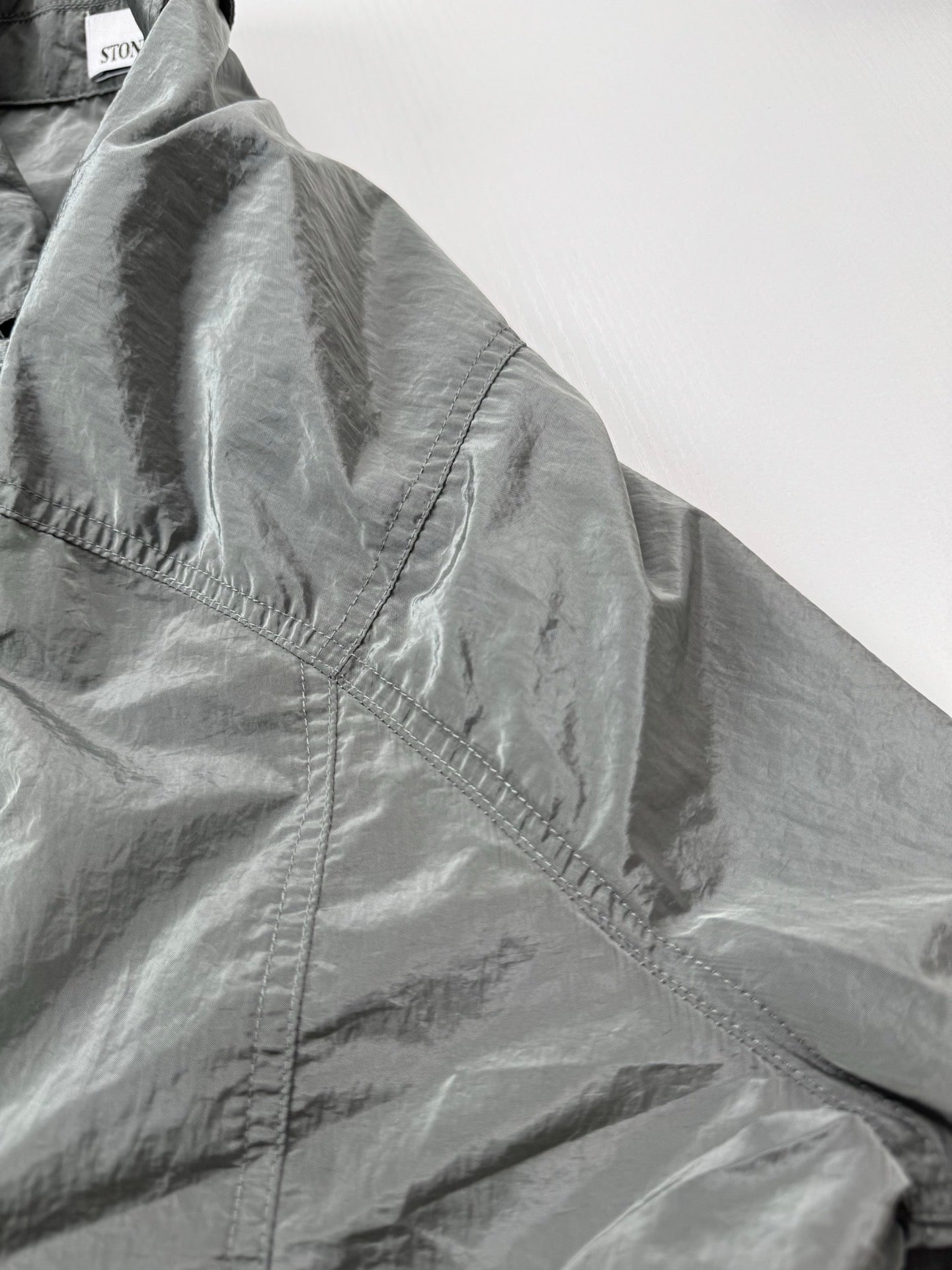 Veste Stone Island Nylon Metal gris métal - détail épaule