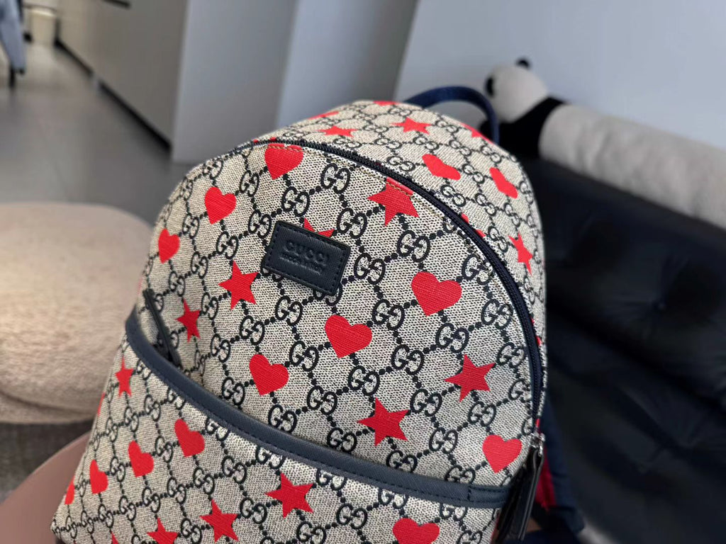 Petit Backpack Gucci GG Marmont Enfant Beige Cœurs Rouges - Vue de face rapprochée