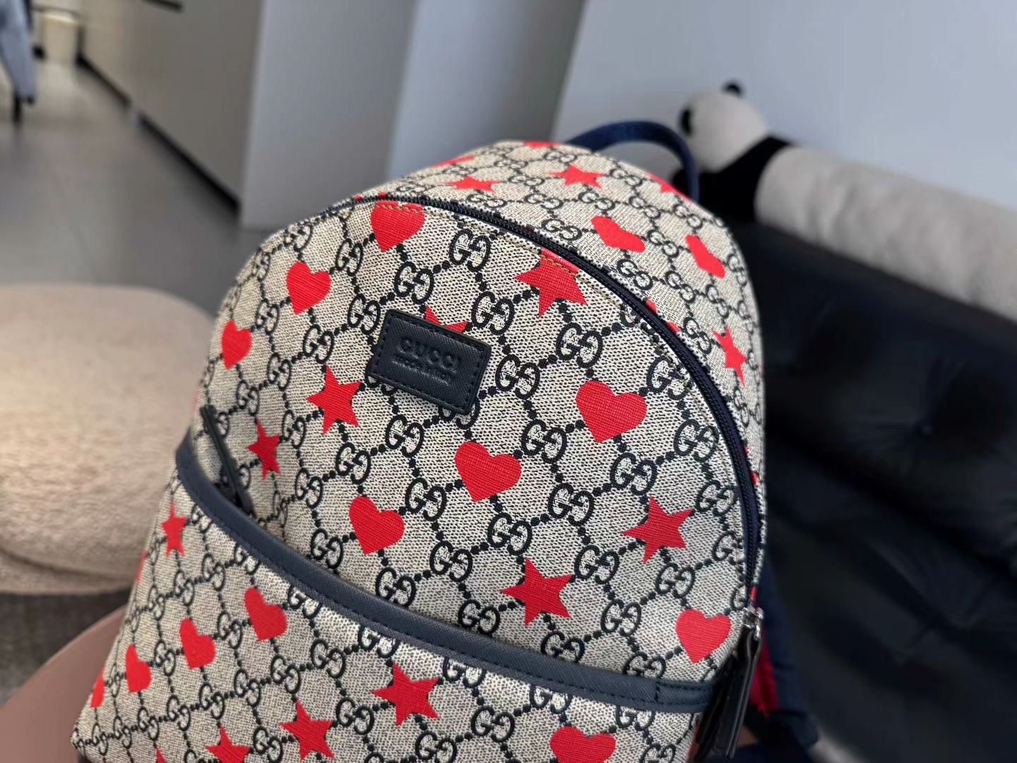 Petit Backpack Gucci GG Marmont Enfant Beige Cœurs Rouges - Vue de face rapprochée