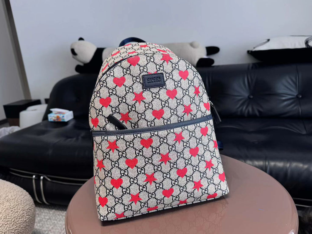 Petit Backpack Gucci GG Marmont Enfant Beige Cœurs Rouges - Vue de face dessus
