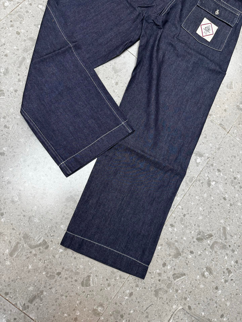 Surchemise C.P. Company bleu oxford - détail écusson
