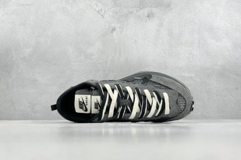 Sacai x Nike VaporWaffle 3.0 – Violet et Or