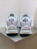 Sacai x Nike VaporWaffle 3.0 – Gris/Blanc/Noir