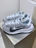 Sacai x Nike VaporWaffle 3.0 – Gris/Blanc/Noir