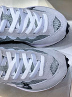 Sacai x Nike VaporWaffle 3.0 – Gris/Blanc/Noir