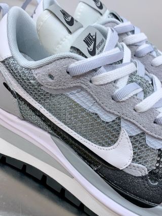 Sacai x Nike VaporWaffle 3.0 – Gris/Blanc/Noir
