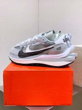 Sacai x Nike VaporWaffle 3.0 – Gris/Blanc/Noir