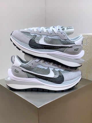 Sacai x Nike VaporWaffle 3.0 – Gris/Blanc/Noir