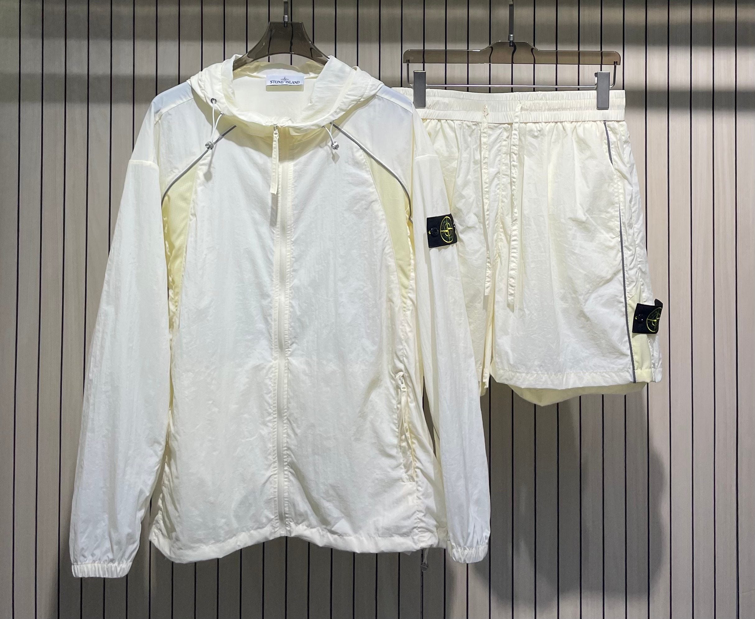 💰🔥🔥🔥 Coffret de crème solaire Stone Island avec nouveau logo Couleurs : Abricot, Vert clair, Orange, Bleu clair Tailles : S, M, L, XL, XXL