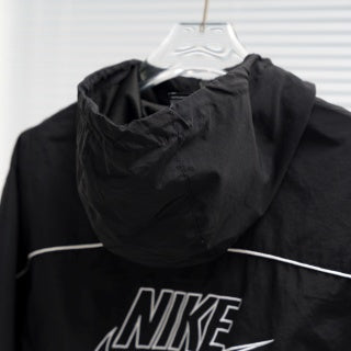 Coupe-vent à capuche Nike 2013 avec logo découpé au dos